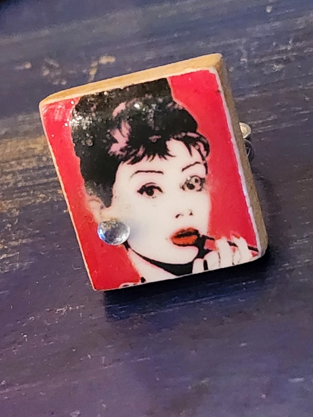 💄Vintage-Inspired Audrey Hepburn Wooden Adjustable Ring - Red Background